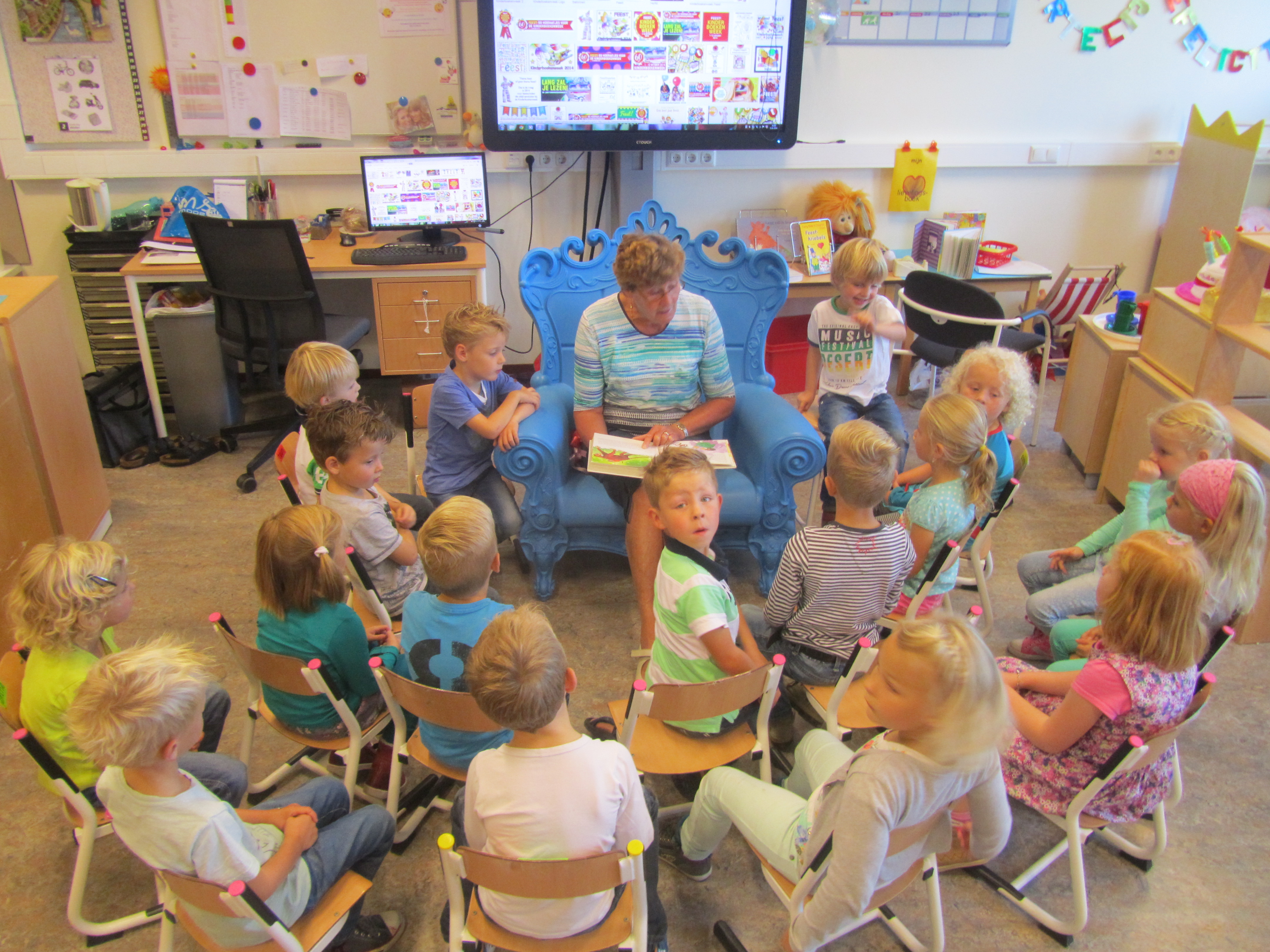 Oma Blom leest weer voor.