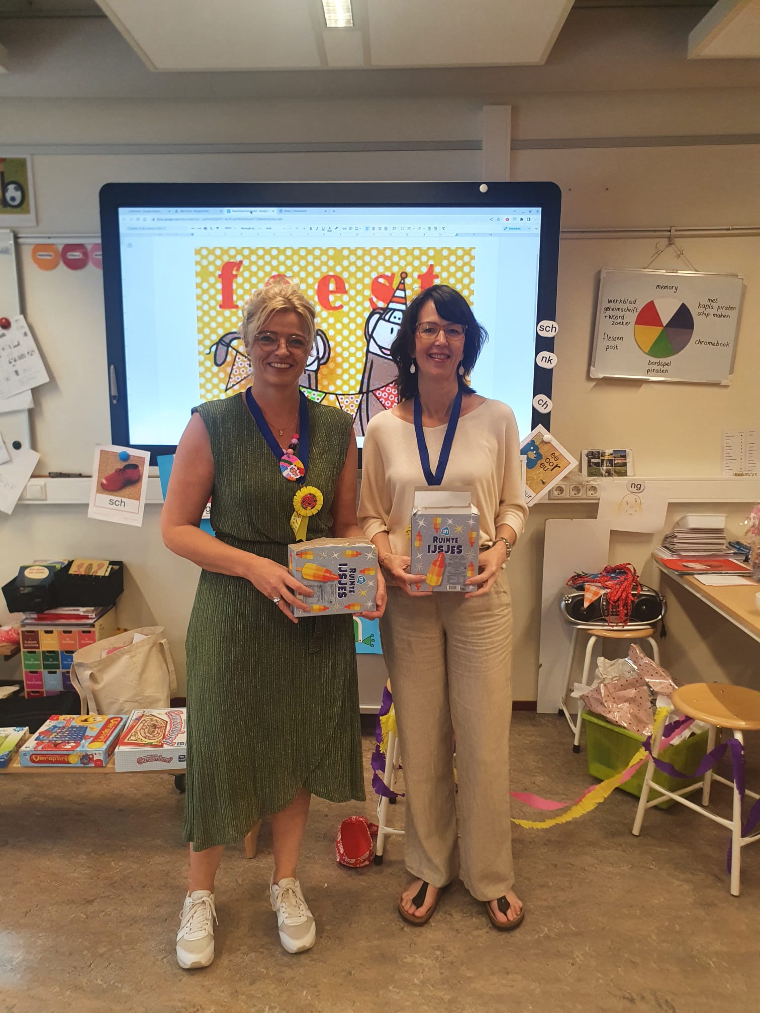 Juf Pauline en juf Susan 25 jaar werkzaam bij Sarkon!