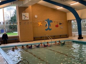 Leszwemmen voor kinderen uit minimagezinnen